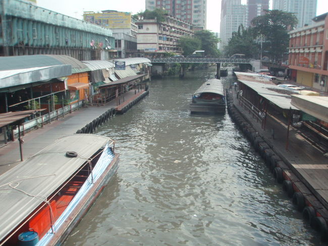 ２日目。9:00にルームサービスがクリーニングしにきました。早いです。まだ、出かける準備中だったので「１時間後にしてね」と言ったけど、そう言えばお風呂の栓が壊れていたんだ。夜遅かったので、起きてからにしようと思ってた。伝えるとすぐに修理の人が来て直してくれました。<br />すっきりしたところで、出かけます。<br />ホテルで朝食付いていますが利用せず。朝はカオマンガイを食べようとチットロムへ。ちょっと、朝食というには遅くなってしまいましたが。<br />チットロムの駅からインターコンチネンタルバンコク方面へ。右に曲がってまっすぐ歩いて、川を通り越して道なりに歩きます。
