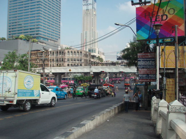 屋台がいっぱいの通りで楽しい。プラトゥーナームの市場もこの近くかななどと思いながら、すぐにわかりました。ピンクのカオマンガイ屋さん。