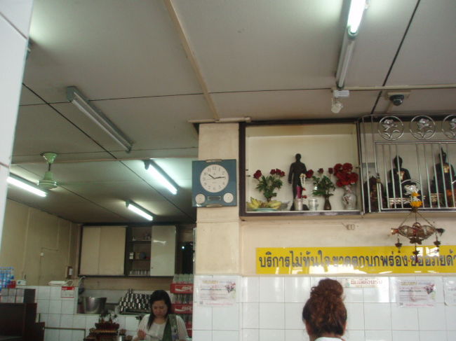 お店について時計をみたら１０時過ぎてる。お店には3組のお客さんしかいなくて空いていました。