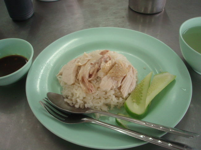 ３２バーツ。カオマンガイ初めて食べました。鶏もしっとりしてるし、ご飯も温かい。スープも上品。タレは入れ物から自分の好きな量を取るのね。<br />２日目の初ご飯、満足。これからチットロムの駅に戻ります。