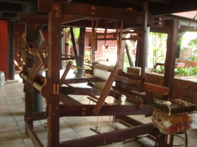 館内は撮影不可ですが、とっても素敵でした。自然がいっぱいです。欧米からの旅行者多いんですね。この後、一人で見学に来ていたNさんと併設のカフェでスイカとパッションフルーツのジュースを飲みました。１５０バーツ。その後もNさんとお買い物。マーブンクローンセンターの雑貨屋さん、ロフティーバンブーでお土産を大量買い。