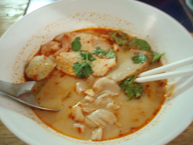 Nさんとサイアムへ移動。FOODPLUSという屋台街へ。とってもローカル。<br />そこで、トムヤム味のセンヤイ、ラートナームーを食べました。<br />この屋台街、その時は地元の人ばっかり。カオマンガイ、ソムタム、ジュース屋さん、総菜屋さんなどが並んでいました。<br />サイアム駅を降りたところで、練り物を揚げて辛いソースをかけたものと魚やエビのフライを食べました。とっても辛かった。生絞りのオレンジジュースも購入。