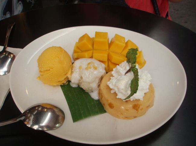 Nさんおすすめのマンゴータンゴ。マンゴーとプリン、アイス、もち米が盛り合わせ。マンゴーとっても甘かった。