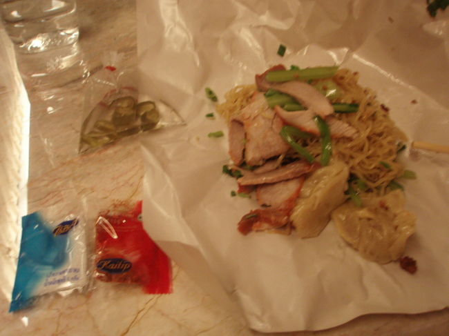 外はすごい雨。マッサージもしたし、また出かけるのが億劫になってきたので、近くの屋台でバーミーヘンをお持ち帰り。ワンタンとチャーシュー入り。３０バーツです。