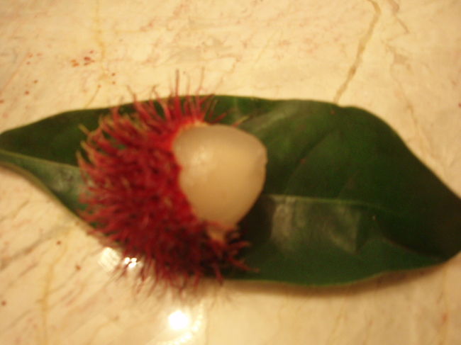 そして、ランブータン。屋台で買いました。半分でよかったけど、１kg８０バーツだって。帰るまでに食べきれるだろうか。