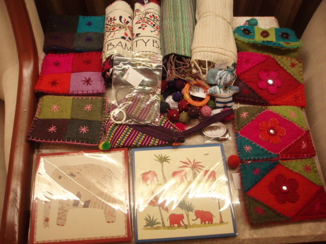 お土産。ジムトンプソンで買ったグリーティングカード。ロフティバンブーの雑貨。ポーチ可愛い！フェアトレード商品です。カオサンの支店もこの後のぞいてみましたが、マーブンクローンセンターの方が商品は充実。