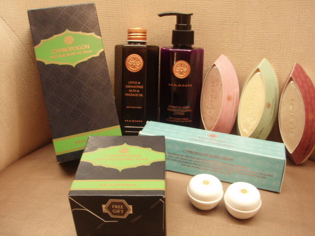 HARNNでお買い物。ハンドクリームはレモングラスの香り。バンコクに来てはまりました。レモングラス。その他、ボディオイルや石けん購入。日本にもお店があるけど、バンコクの方が安い！それに金額の５％OFFで購入できました。ソープとフェイス用の紫外線カットクリームのテスターもサービス。明日はチャオプラヤー川に行こうと思います。