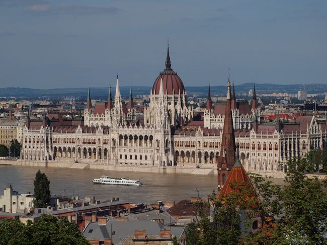 ドナウ川大増水！なんでも1ヶ月近く雨が降り続いて、大変なことになっていた中欧。川沿いの道も冠水するわ、トラム用トンネルも水没するわで、ドナウ川クルーズにも影響が出ていた。