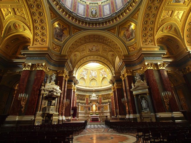 聖イシュトヴァーン大聖堂。最大の見所は、なんとイシュトヴァーンの右手のミイラだ。暗くてちょっとわかりずらいが、金細工のケースの中にある黒い物体がそれだ。すげーけど、ちと気持ち悪くもある。