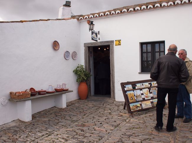 モンサラーシュ城跡からの　パノラマを堪能した後、すぐ傍にある　お店を覗きます。