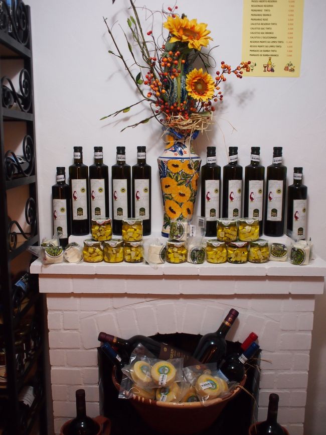 お土産物屋を覗いても　心はソワソワ。