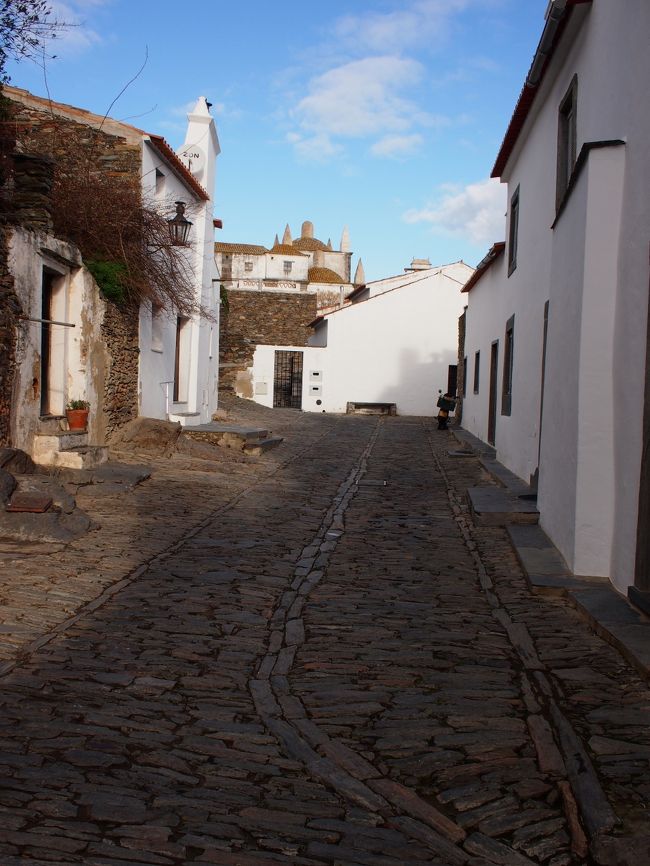 村並みを　あちこちから　いろんな角度で　眺めたくて　すぐ　外に出て　歩きます。　連れ合いが　まだ店内にいる事も　すっかり忘れてしまいました。