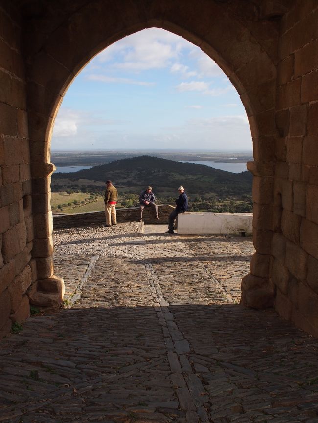 ポルトガルのオジサンたちは　いつも何処かで集いながらの　お喋り。<br /><br />こんな風景にも　ポルトガルならではの　優しさが感じられます。