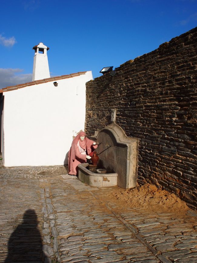 水を汲む　巡礼の民でしょうか・・・