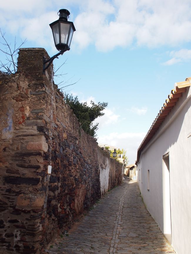 なんとも　心憎い路地が　それぞれの雰囲気を　かもし出していて　夢中で先へ先へと歩きます。