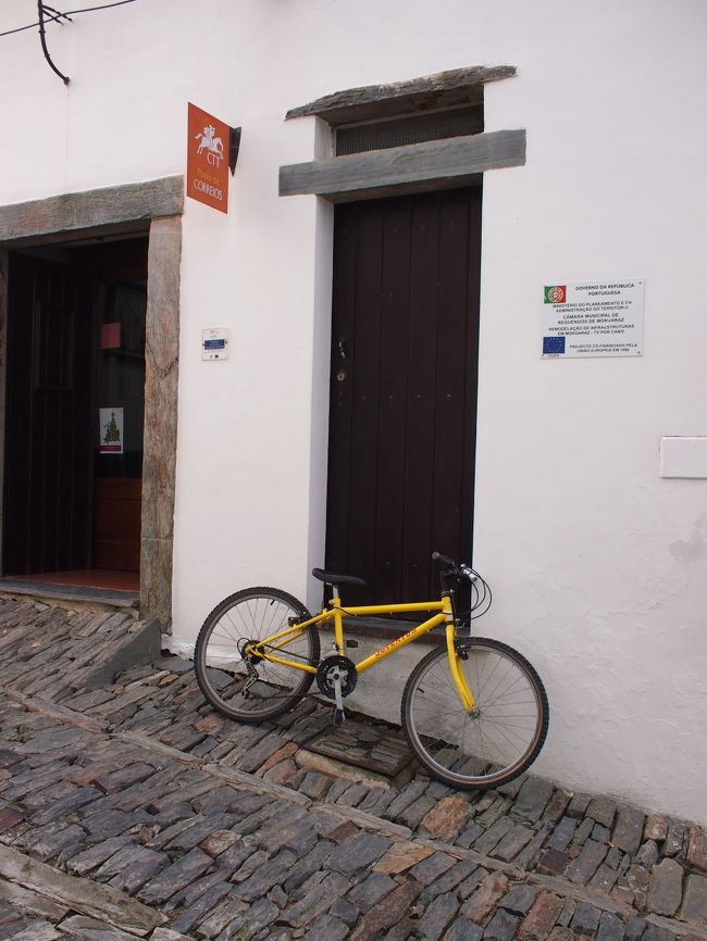 無造作に　置かれた自転車。　何でもかんでもが　村の表情に　一味加えているようです。