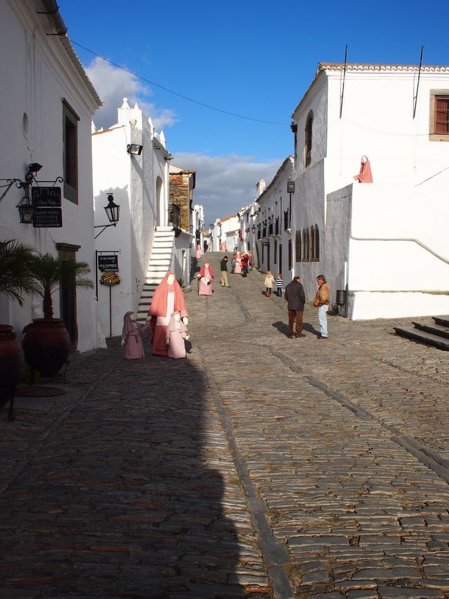 この村の住人も　オブジェの巡礼も　何の違和感もなく　同じ次元を共有しています。