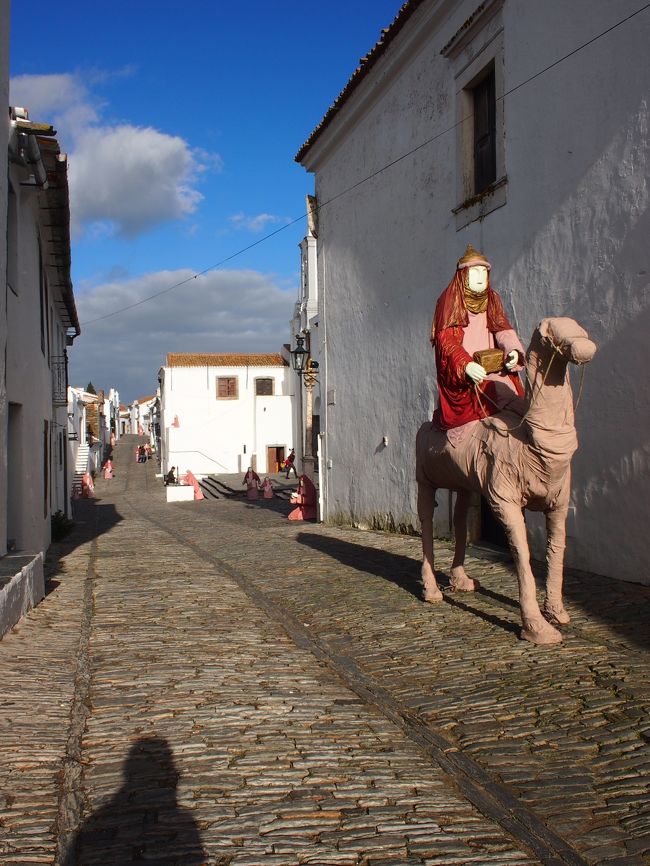 クリスマスから　東方三博士がキリスト誕生を記念したとされる　１月６日までの１２日間　この村は　異国情緒たっぷりの　飾り付けに　彩られるんでしょうね。