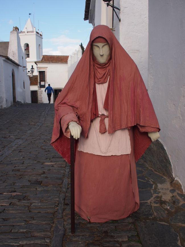 ボン・ディア　と声をかけたくなるような　人形さん。