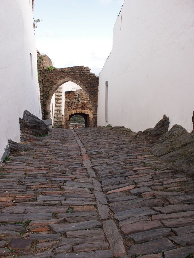 なんて素晴らしい　石畳が造り出す　路地の表情。