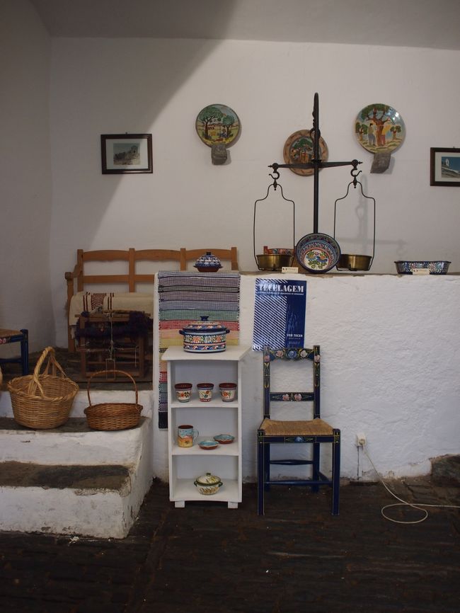 中のオジサンに　村の地図をもらいます。<br /><br />念のためにエヴォラへの帰りのバス時刻を　確認します。<br />やはり　５時半でした。