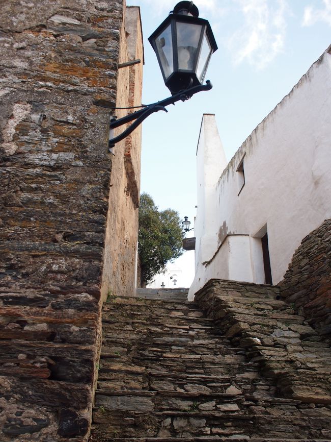 結構　急な傾斜の石段。