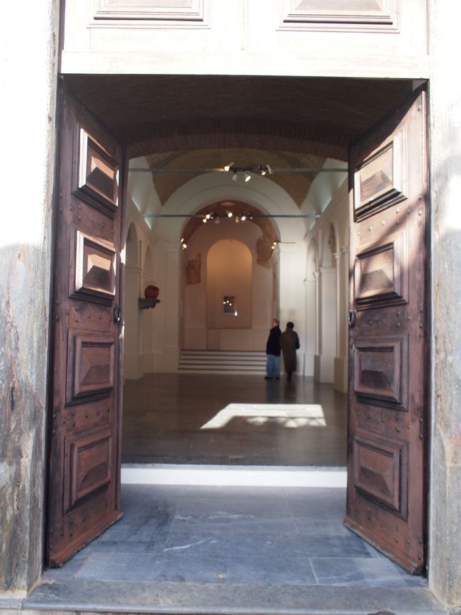 イベントの会場になっている　小さな　教会の前に見つけた　レストランに入ります。