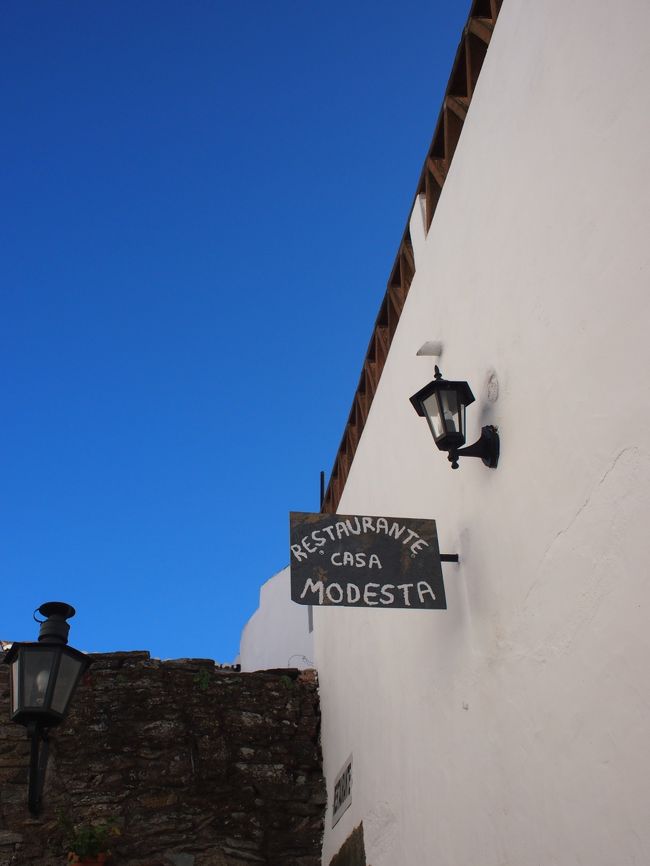 ここ。　入ってみると　一つのテーブルが空いていたものの　テーブルの上は　片付いていない状態で　お客さんの注文にこたえるのが　精一杯の雰囲気。