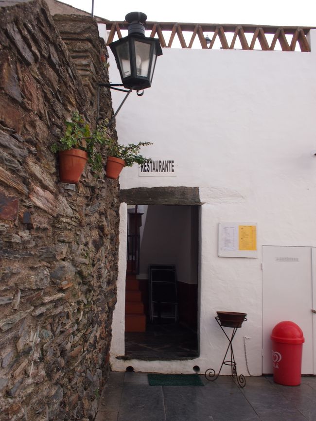 忙しそうで　こちらの事にも　気を配れないようなので　店を出ようとすると　オラー！　と　店内の隅っこに　座っていたお婆ちゃんが　手招き。<br /><br />すぐに片づけろ〜　と　多分、自分の息子であろう　店員さんに　言っている様子で<br />即行、店の人が　テーブルを片づけて　くれました。<br /><br />マンマの力は　すごいですね〜。