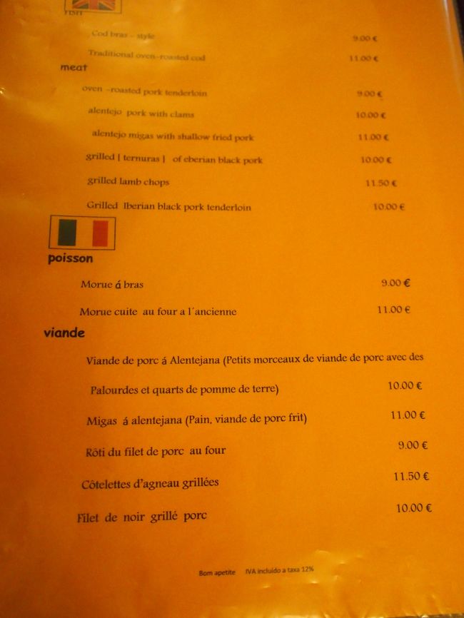 で、私の選んだ　お魚料理が　売り切れたので　他の物に変えてほしい　と　店の人。<br /><br />どうしよーかなー　とメニュー見ながら　考えていると　厨房の方から　女性が出て来て　一つだけあるから　用意できるよ、って。<br /><br />良かった。