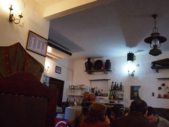 店の奥、お客さんに隠れてしまってますが　チラッと　マンマが写っています。