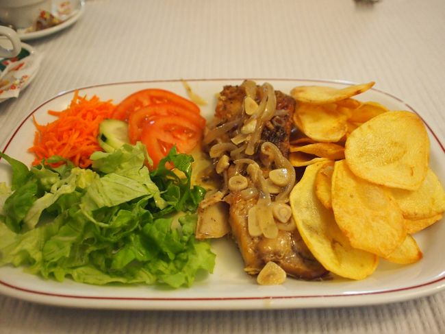 コーヒー飲み終えた頃に　お料理です。<br /><br />これ　食べ損なうかと思いましたが　ありつけました、タラをグリルした一品。<br />素朴な　塩味のテイストで　とても美味しい。　ポルトガルに来たら　一度はタラを食べようと思っていましたが　タラってこんなに　美味しかったんだ〜〜♪