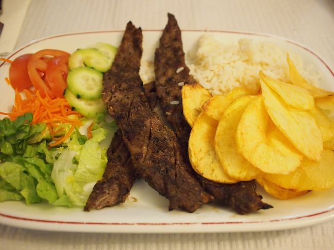 連れ合いのは　イベリコ豚のグリル。<br /><br />これも　すごーく美味しい！！<br />スペインが近いから　イベリコ豚も安くて　美味しいんですね〜〜＾＾