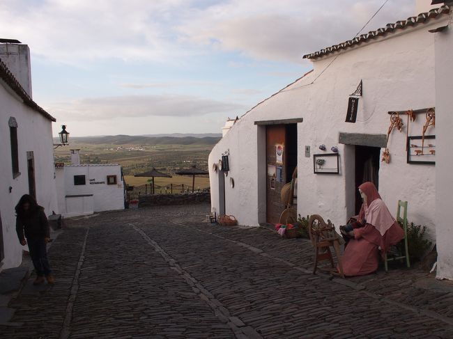 村の入り口近くにある　このお店、たしか　北欧から移り住んで　織物を手造りしている人の　お店です。