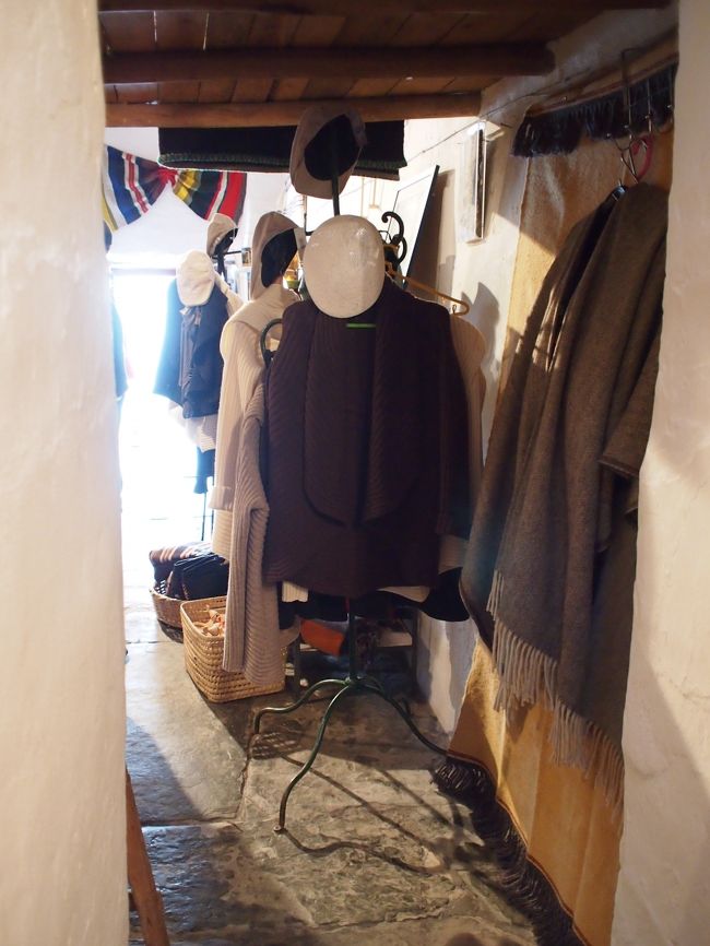 寒暖差が厳しい　村で　こんな手織りの羽織り物は　重宝するでしょうね。