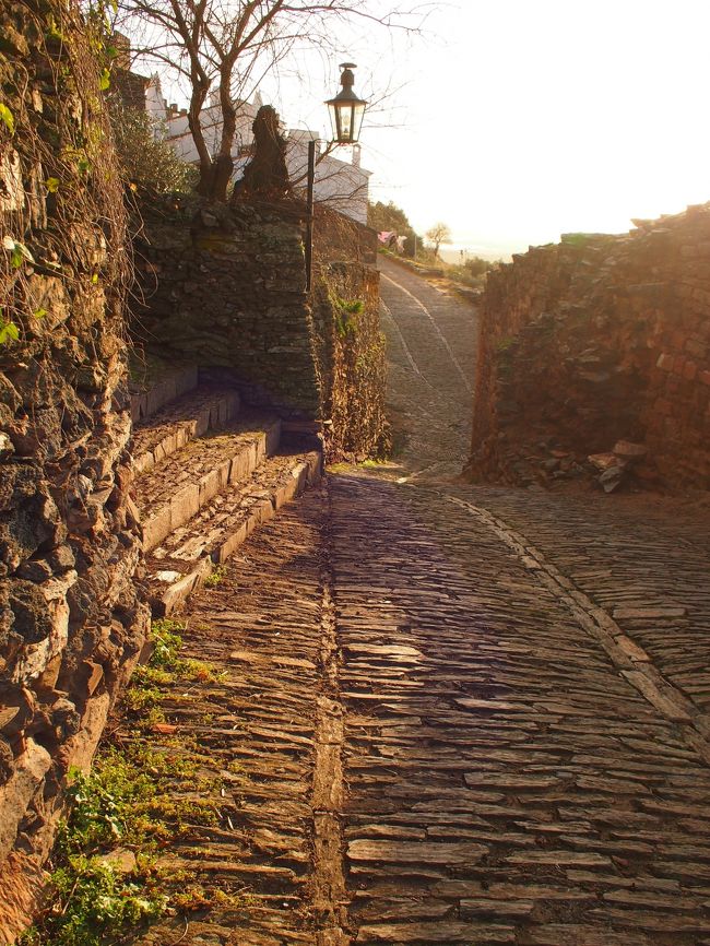 夕方の日差しは　昼間とは違った色彩で　ノスタルジックに村を彩ります。<br /><br />