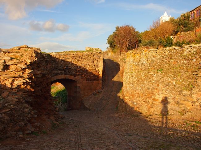 ずんずん影が伸びて　それでいて　なかなか陽は沈みそうにありません