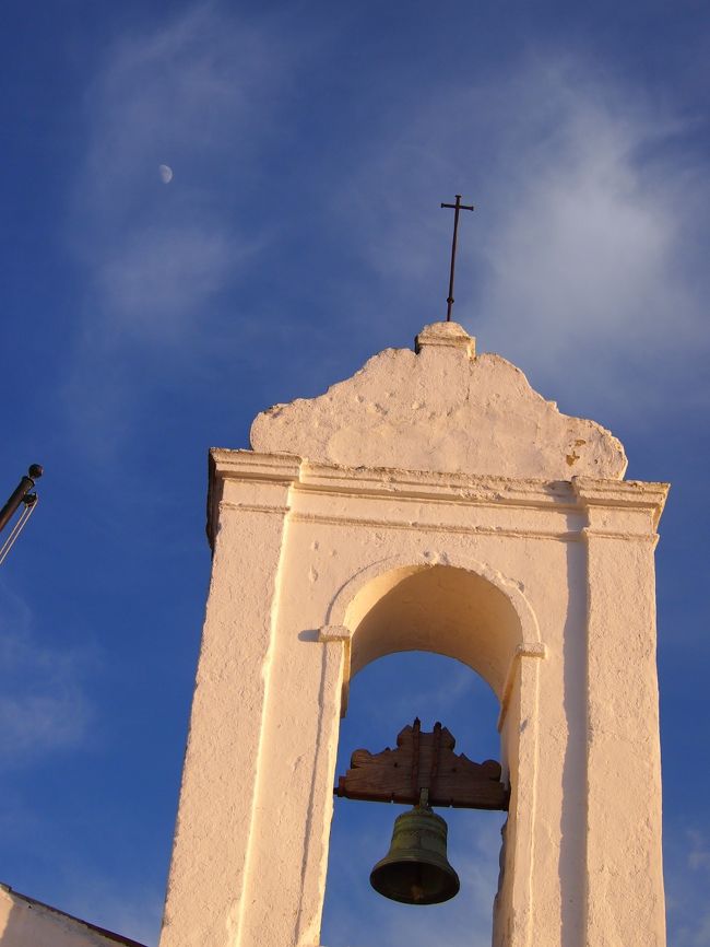 蒼い空には　夕陽に　遠慮するように　ポツ　とお月さま。
