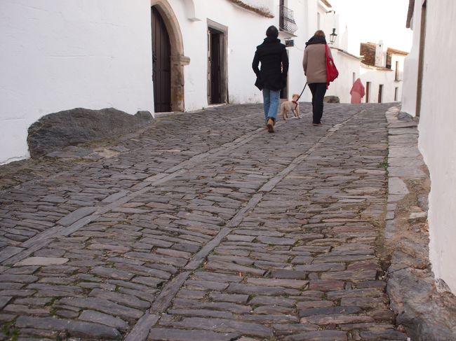 現在は　観光によって成り立っているモンサラーシュ、代々、この村に住み続ける人々は、ふもとの小学校で　一緒に学んだ異性と　結婚し、そして又　ホテルやレストランなどを営みながら　この村に住み続けるそうです。<br />　