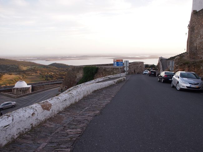 ５時少し前、モンサラーシュのバス停の下に見える集落まで　歩いてみます。