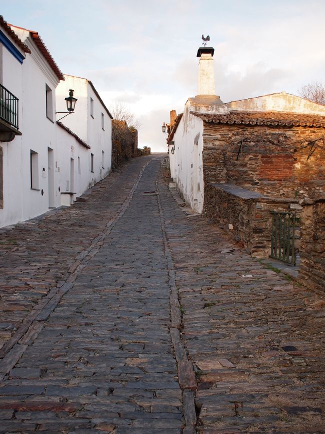 ひっそりと　ここには民家だけが　軒を寄せ合っています。