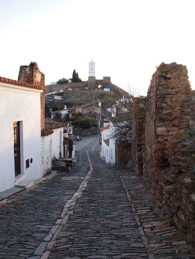 振り返ると　モンサラーシュの　村が見えます。