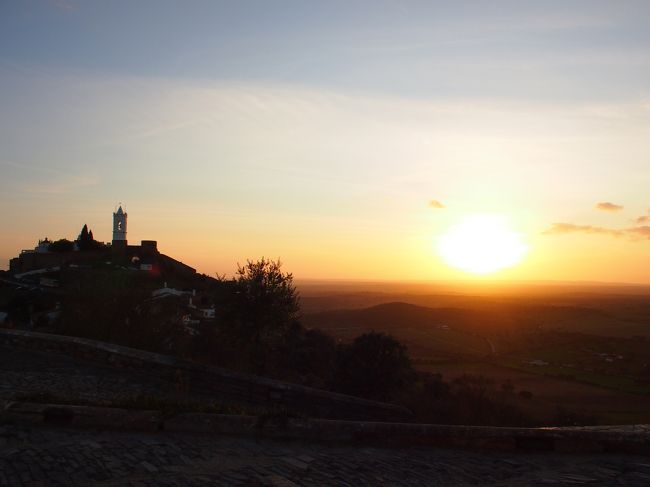 名残を惜しむように　陽は　ゆっくりと落ちて行きます。