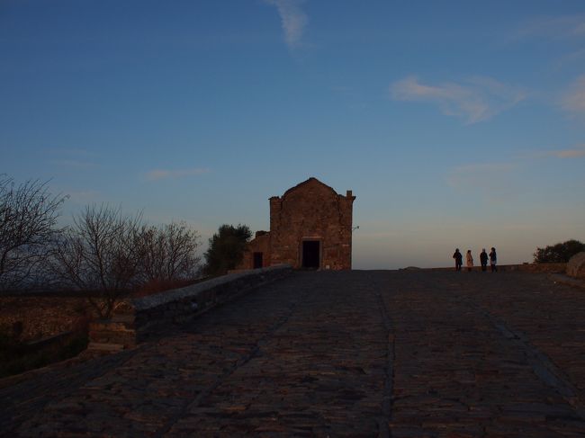 これから　夕食の支度に　かかるのでしょうか。　一日が終わります。