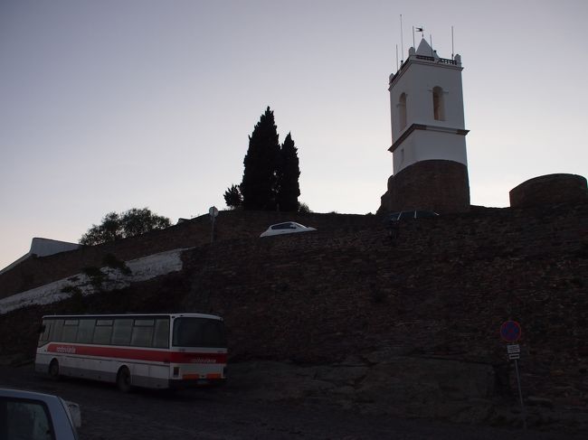 ５時１５分、　まだ　少し時間があるので　今まさに　沈もうとするする夕陽を　撮りに　城壁の下まで　走ります。