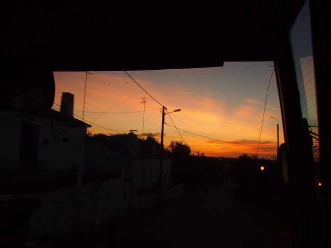 バスに　飛び乗り　エヴォラへ　戻ります。<br /><br />素晴らしい　モンサラーシュの　日没でした。<br />