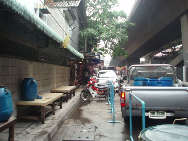 降りたらすぐにサートーン船着場が見えましたが、まずは朝食を食べようと逆方向へ移動します。