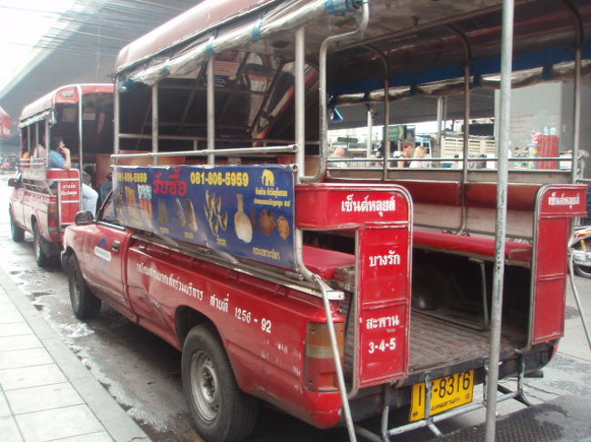 ソンテオがたくさん停まっています。すごく可愛いので、乗りたかったのですが、タイ語も読めない、しゃべれないので早々にあきらめます。