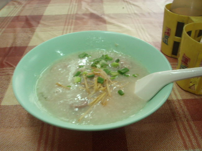 お粥（ジョーク）を頼むと卵入れるか聞かれました。いらないと言ったけど通じず卵入り。生卵はお腹こわすと何かで読んだので避けてみたのだけど、お粥が熱々なので混ぜているうちに火が通るだろう。<br />卵入りで４０バーツ。モツと肉団子入り。ショウガとねぎ。ナンプラーとお砂糖、酢で味付けします。とっても美味しくいただきました。お店はとってもローカル。小さな女の子とか、おじいさんが食事していました。