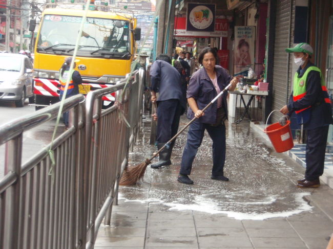 お粥を食べ終わって外に出ると、洗浄車が来て道路のお掃除してました。いつものことなのでしょか？お店の人は店外のテーブルや椅子を移動して、清掃に協力的。